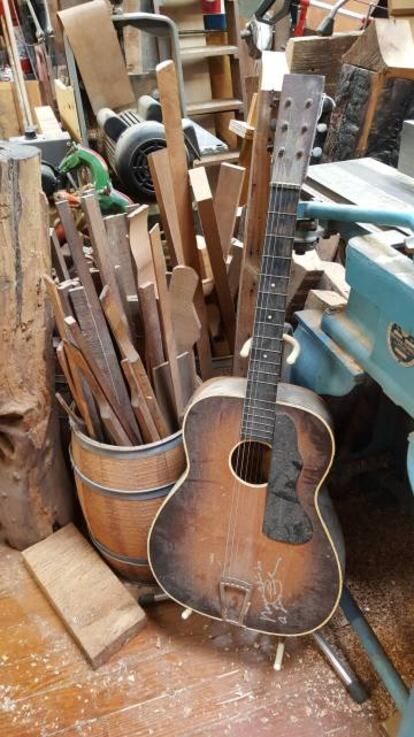 Una guitarra con la firma de Lou Reed.