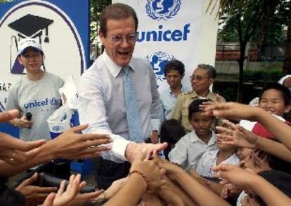 Roger Moore visita estos días Indonesia en calidad de embajador de Unicef.