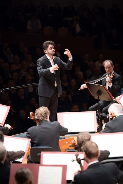 Un gesto característico de Lahav Shani durante el concierto del viernes por la tarde en el KKL de Lucerna. 