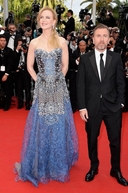 Kidman escogió este modelo azul con detalles plateados de la colección primaveral de Armani Privé. En la imagen, junto a Tim Roth, que interpreta al príncipe Rainiero de Mónaco.