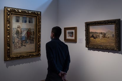 Tres de las obras de la exposición 'Viaje a oriente'. A la izquierda la acuarela 'Enseñando el Corán' (1882) de Antoni Maria Fabrés i Costa.