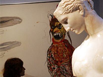 La estatua de Afrodita comparte espacio con el cuadro <i>Cristo y Djinn,</i> de Zush.

 / JOAN SÁNCHEZ