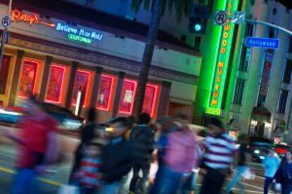 Hollwood Boulevard de noche, en Los Ángeles.