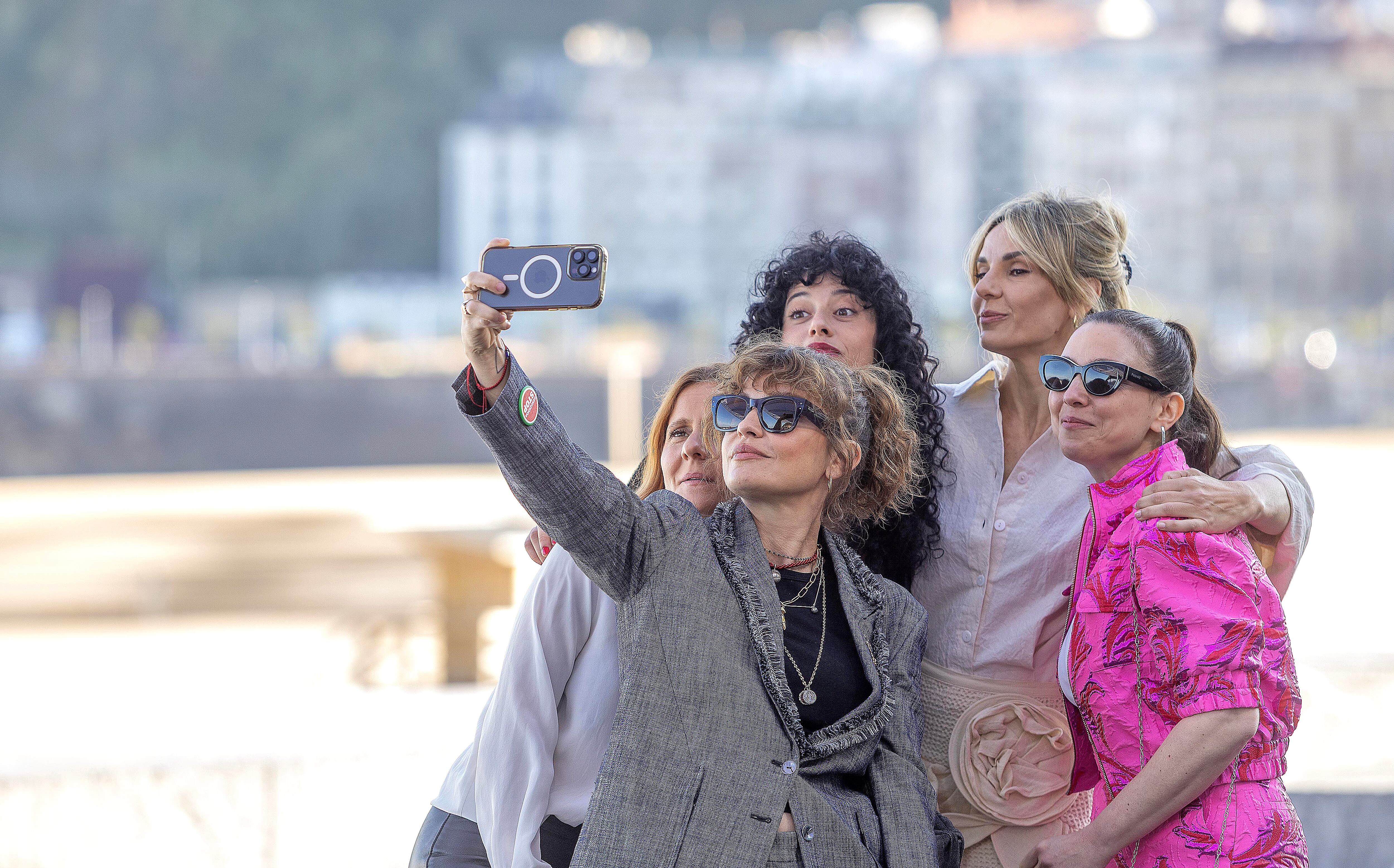 Dolores Fonzi retrata al resto del equipo artístico de 'Belén', este martes en San Sebastián.