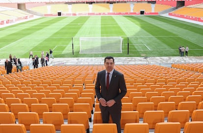 El presidente de la Junta de Andalucía, Juan Manuel Moreno, durante la visita al Estadio de La Cartuja este lunes.