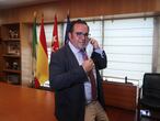 Dvd 1015 19/8/20
Javier Úbeda, Alcalde de Boadilla del Monte ( Madrid) en su despacho durante la entrevista.
KIKE PARA.