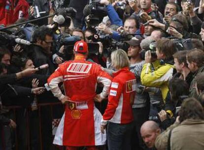 Michael Schumacher atiende a la prensa en el circuito de Montmeló.