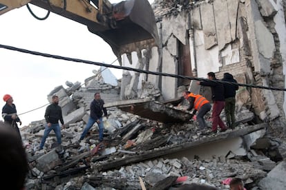 Las autoridades informaron de que unas 260 personas han recibido asistencia médica en hospitales de Tirana y Dürres. En la imagen, personal de rescate buscan supervivientes entre los escombros de un edificio en la ciudad de Thumane (Albania).