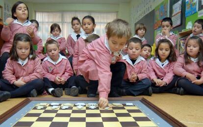 Alumnos del colegio Ludy, en Ferrol (A Coruña), durante la clase de ajedrez, en diciembre de 2012.