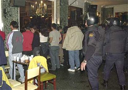 La policía mantiene de cara a la pared a los inmigrantes suramericanos que se encontraban en un local del barrio de Usera.