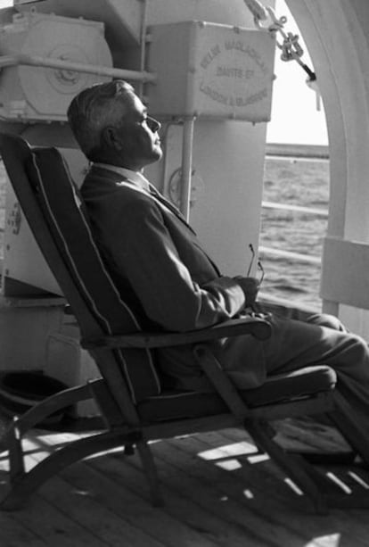 Jaume Vicens Vives, a bordo de un barco con destino a Cerdeña en 1957.