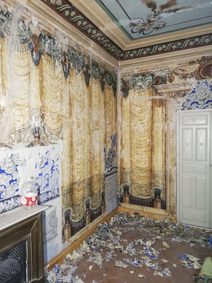 La sala 3, según la Consejería de Cultura, es una habitación decorada en las paredes con motivos de cortinajes sujetos por indios y, en el techo, con motivos pompeyanos.
