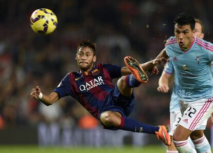 El delantero del Barcelona Neymar remata en presencia del defensa del Celta Gustavo Cabral