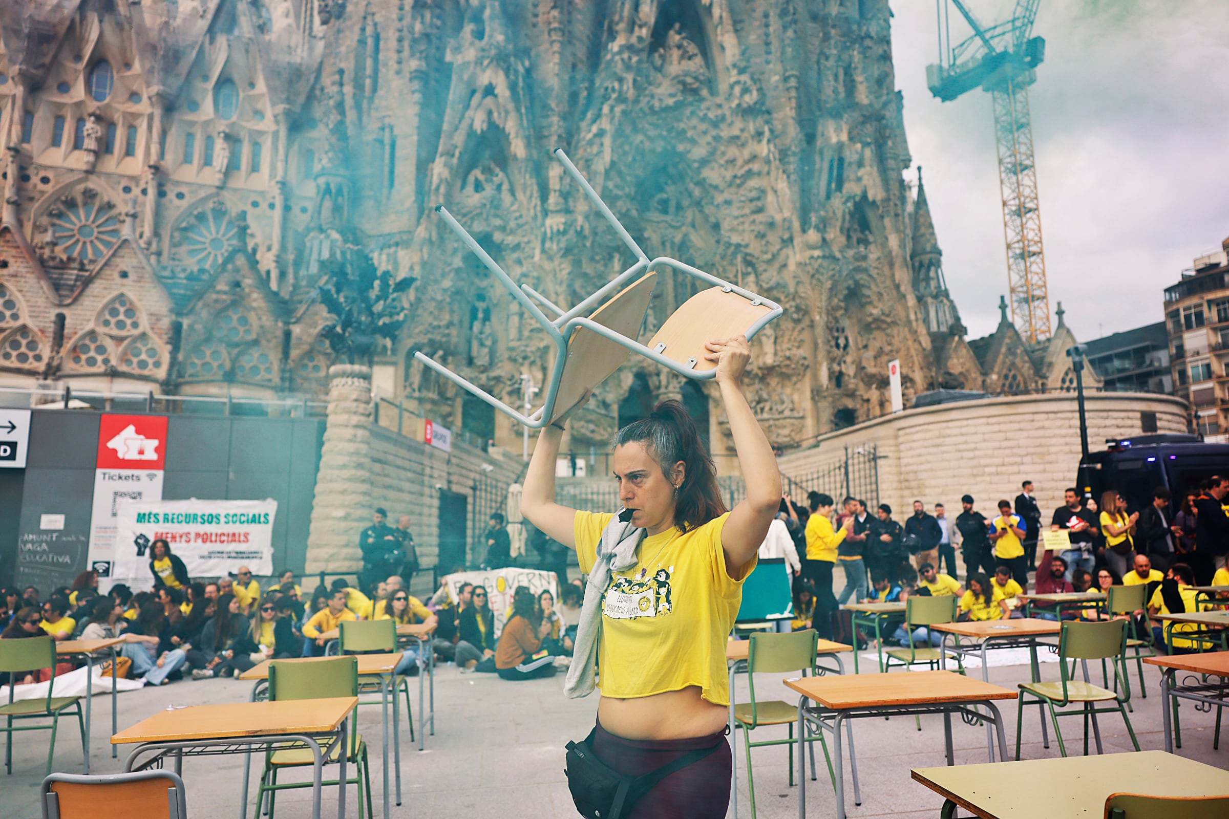 Profesores en huelga protestan ante la Sagrada Familia, este lunes.