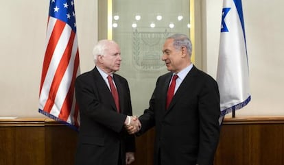 Benjamin Netanyahu (derecha), junto al senador estadounidense John McCain el 19 de enero en Jerusalén.