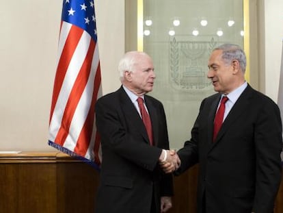 Benjamin Netanyahu (derecha), junto al senador estadounidense John McCain el 19 de enero en Jerusalén.