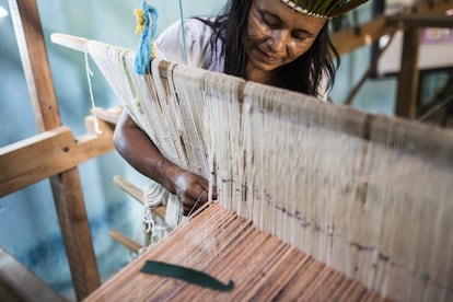 A lo largo de los años, los kirirí también han sido tejedores, fabricando muchos utensilios de algodón y de imbé (fibra obtenida a partir de la palmera conocida en Brasil como licurí). Entre esos utensilios figuran bellas y coloridas hamacas como la que Geani de Jesús Santos teje en este telar en la sede de la asociación de artesanos kirirí en la aldea Segredo. Geani necesita tres días enteros de trabajo para terminar de tejer una hamaca que se venderá en uno de los mercados locales de la región.