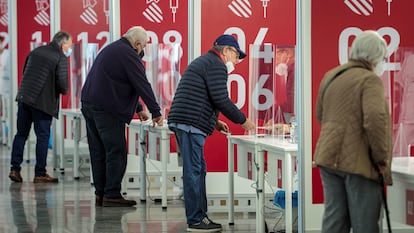 Varias personas momentos antes de vacunarse contra la covid-19, en Valencia.