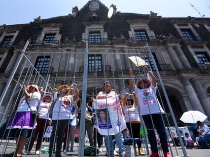 Activistas protestan para exigir que sus familiares presos reciban la amnistía, en Toluca, en junio de 2023