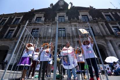 Activistas protestan para exigir que sus familiares presos reciban la amnistía, en Toluca, en junio de 2023