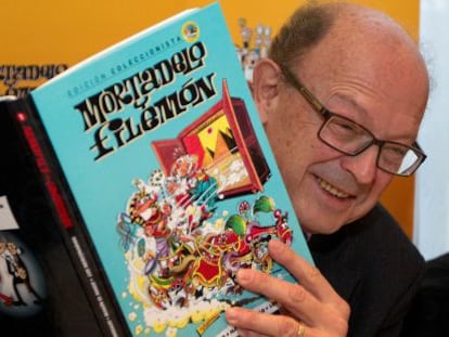 Francisco Ibáñez sostiene la primera entrega del nuevo coleccionable sobre sus personajes.