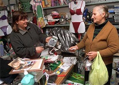 Victorina Basilio compra por 3 euros una cafetera en Artículos de Regalos Mari Carmen, en Garganta la Olla (Cáceres).