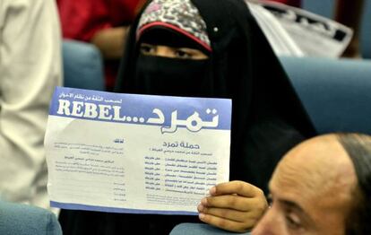 Una mujer sostiene una petición para pedir la renuncia del presidente egipcio, Mohamed Mursi, durante una rueda de prensa del movimiento Tamarod (Rebelión) en El Cairo.