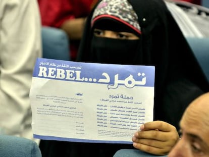 Una mujer sostiene una petición para pedir la renuncia del presidente egipcio, Mohamed Mursi, durante una rueda de prensa del movimiento Tamarod (Rebelión) en El Cairo.