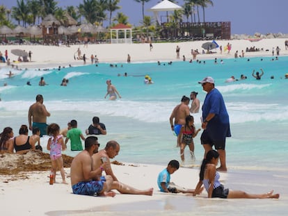 Vacacionistas mexicanos en una playa de Cancún, en el Estado de Quintana Roo, el 6 de agosto de 2022.