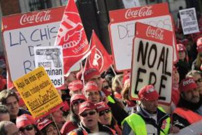 Los trabajadores de Coca-Cola durante una concentración en la Puerta del Sol, en Madrid. EFE/Archivo