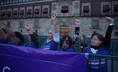 Un grupo de periodistas mexicanas protestan en Ciudad de México, en octubre de 2018. 