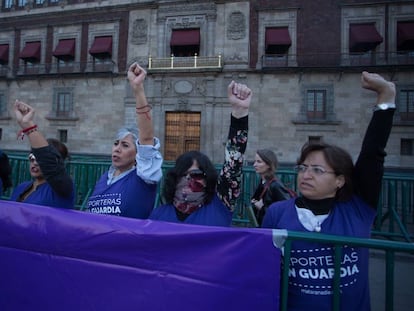 Un grupo de periodistas mexicanas protestan en Ciudad de México, en octubre de 2018. 