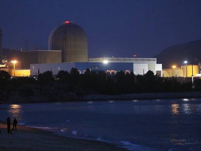 La central nuclear de Vandellós 2, des de la platja de l'Almadrava.