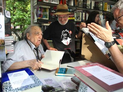 El escritor Rafael Sánchez Ferlosio firma sus libros en la Feria del Libro de Madrid, en el parque de El Retiro
