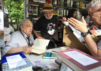 El escritor Rafael Sánchez Ferlosio firma sus libros en la Feria del Libro de Madrid, en el parque de El Retiro