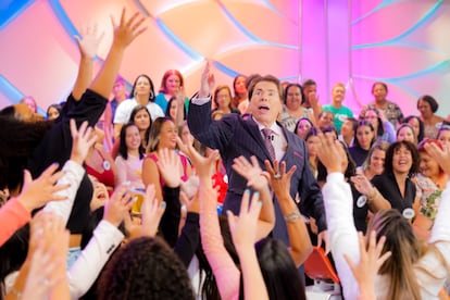 Silvio Santos arroja un obsequio al público durante la grabación del 'Programa Silvio Santos'.