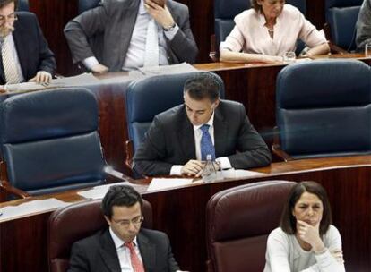 López Viejo, entre los dos escaños vacíos de Alfredo Prada y Carmen Rodríguez en la Asamblea de Madrid.