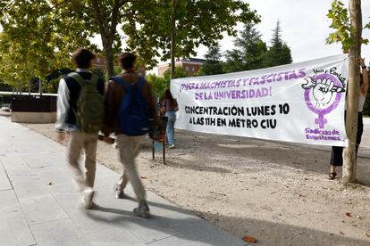 Cartel de convocatoria contra el machismo, este viernes en la avenida Complutense en Madrid.