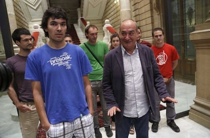 Martin Garitano posa con los jóvenes absueltos de pertenecer a Segi tras recibirles en el palacio de la Diputación de Gipuzkoa.