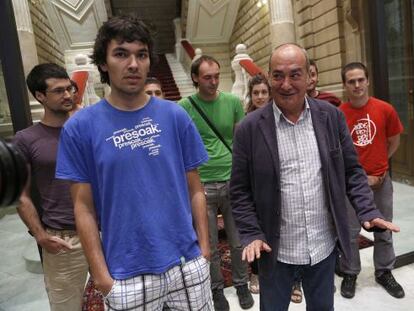 Martin Garitano posa con los jóvenes absueltos de pertenecer a Segi tras recibirles en el palacio de la Diputación de Gipuzkoa.