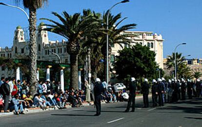 150 argelinos se manifestaron ayer en Melilla en protesta por la detención de cuatro compatriotas para su expulsión.