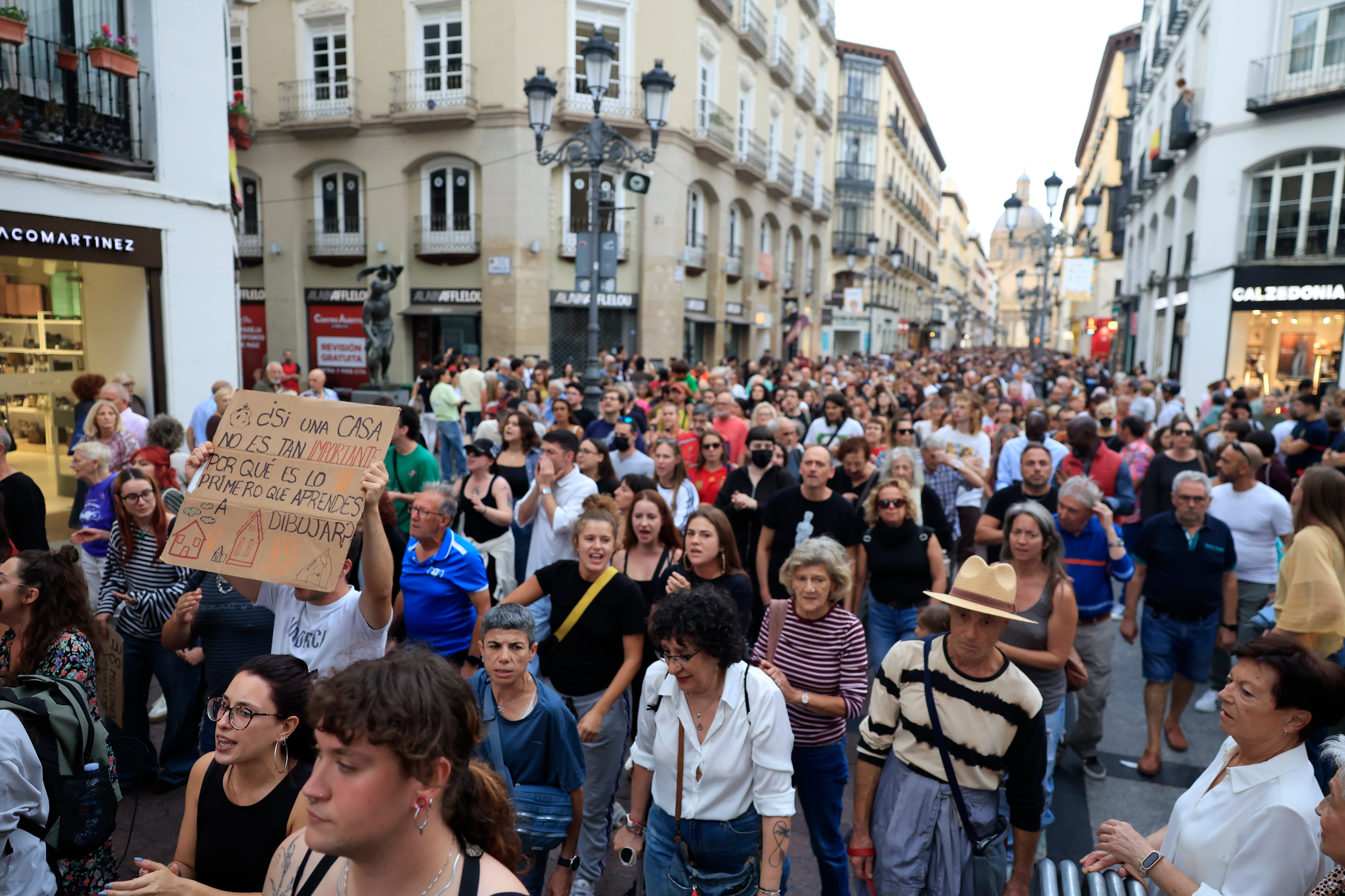 Reacciones a los decretos de vivienda y las acampadas en directo | Miles de manifestantes recorren Málaga y Zaragoza, mientras en Valencia comienza una acampada