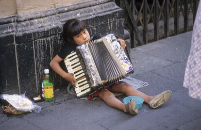 Una niña toca el acordeón en la calle, en Ciudad de México.