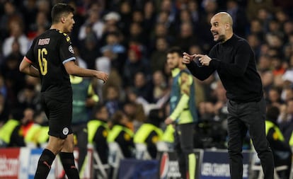 Guardiola da instrucciones a Rodrigo en el partido de Champions ante el Madrid.