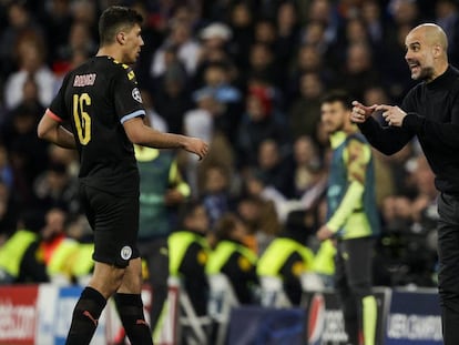 Guardiola da instrucciones a Rodrigo en el partido de Champions ante el Madrid.