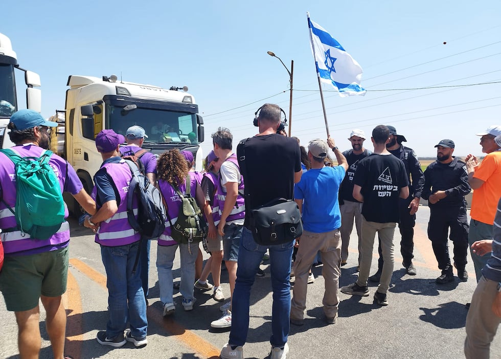 Entrada de camiones con ayuda humanitaria en el paso fronterizo israelí Kerem Shalom, este miércoles.