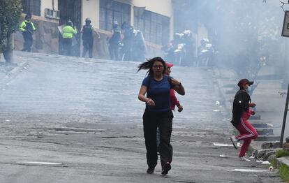 Protestas en Ecuador policía disipa manifestantes