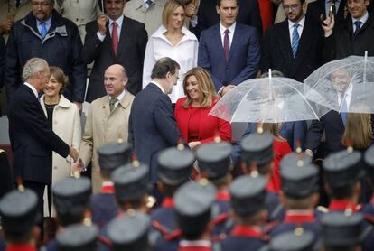 El presidente del Gobierno en funciones, Mariano Rajoy, saluda a la presidenta de Andalucía, Susana Díaz, a su llegada al acto central del Día de la Fiesta Nacional.