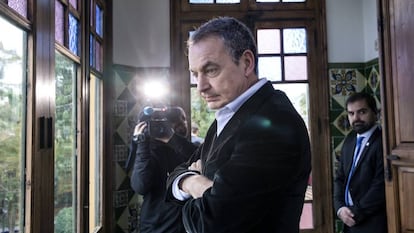 El expresidente del Gobierno, José Luis Rodríguez Zapatero, en una visita a la casa donde vivió Antonio Machado durante la Guerra Civil, en Rocafort (Valencia).