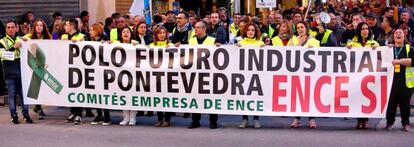 Miles de personas participaron el pasado viernes en una masiva manifestación en apoyo a la continuidad de la fábrica que Ence tiene en la ría de Pontevedra